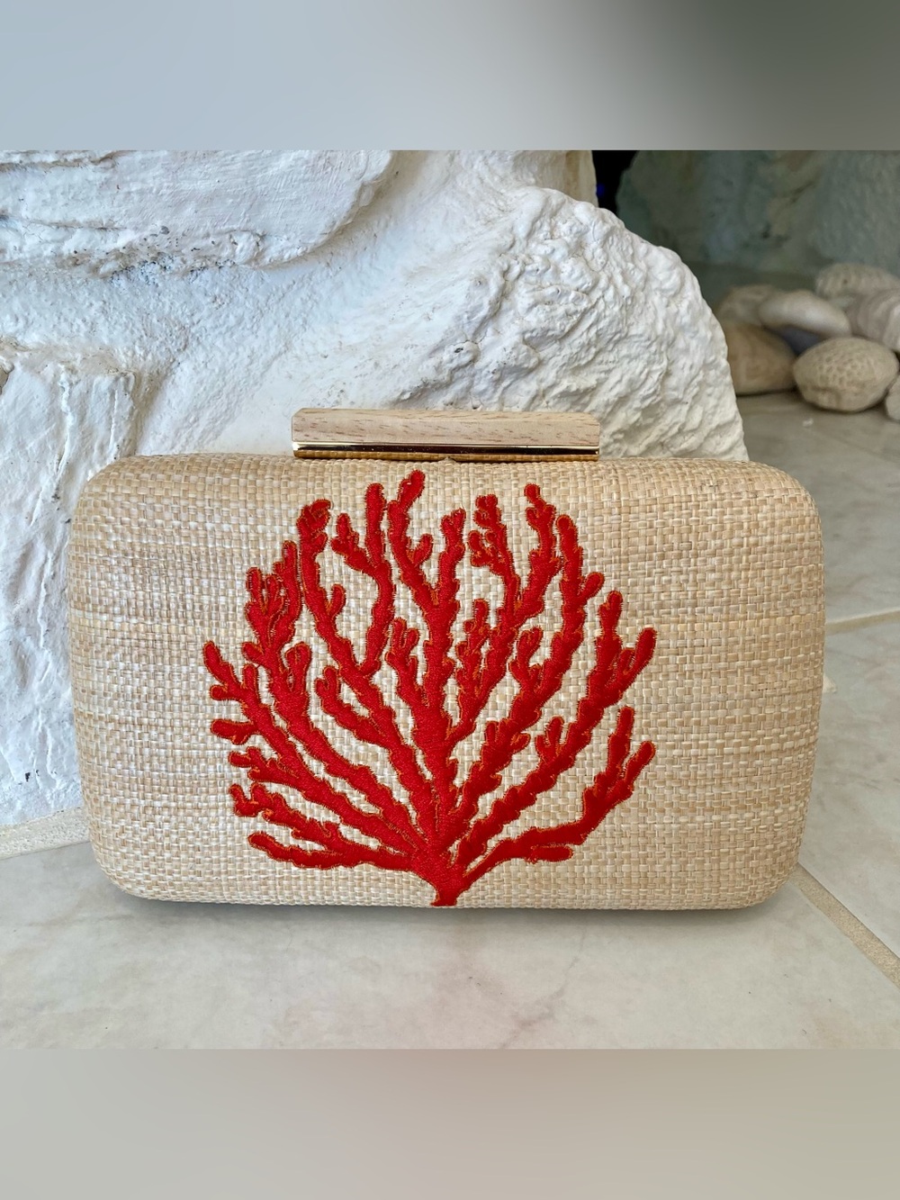 NWOT Shiraleah Natural Straw Clutch/Crossbody with Red Coral Motif